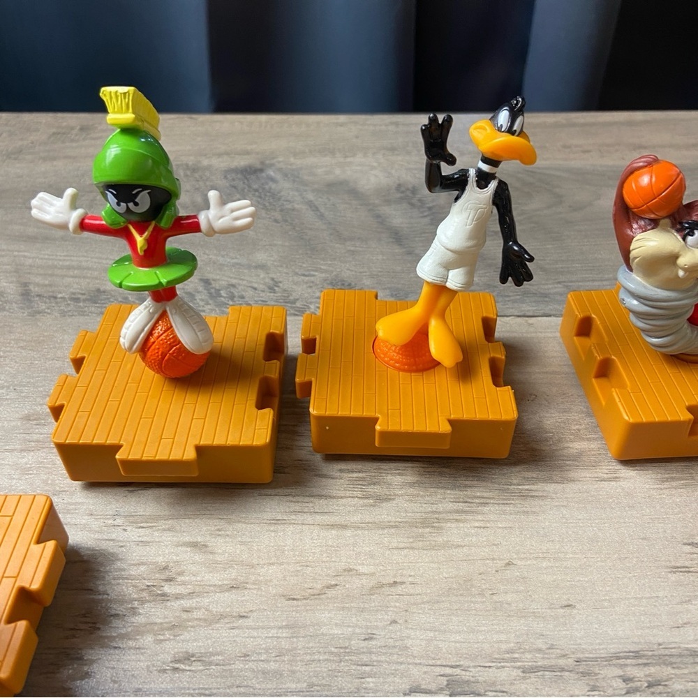 VTG Space Jam VHS Michael Jordan, Lot includes McDonald’s Looney Tunes Figurines - Picture 5 of 8